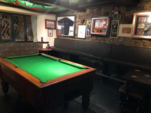 Una mesa de billar en The Crosskeys Inn