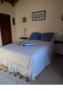 uma grande cama branca com almofadas azuis num quarto em Simpson Bay Yatch Club 2 Bedrooms em Simpson Bay