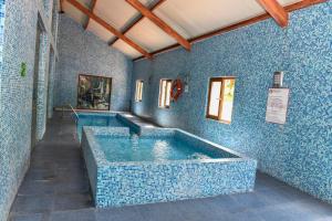 a large blue tiled tub in a room at Hotel Oliver Inn - Business Class in Querétaro