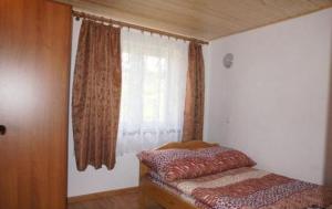 Uma cama ou camas num quarto em Domki u Pasieków nad Jeziorem Solińskim