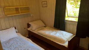 mały pokój z łóżkiem i oknem w obiekcie Eikheim w mieście Birkeland