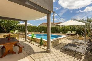 Bazén v ubytovaní Wawe Lux Holiday Home with pool alebo v jeho blízkosti