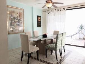 uma sala de jantar com mesa e cadeiras em Casa Lara - Habitación cerca del mar - Homestay em Cancún