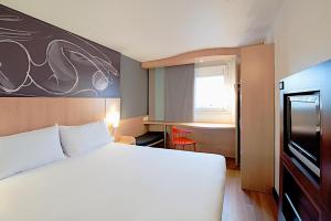 Postel nebo postele na pokoji v ubytování Ibis Cornella