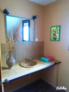 a bathroom with a sink and a mirror at Posada El Majuelo in Baños de la Encina