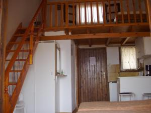eine Treppe in einem Raum mit Küche und Küchenzeile in der Unterkunft MARVINA in Volissos + 65 Fotos