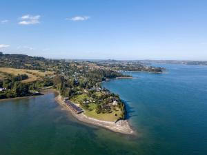 een eiland in het midden van een grote hoeveelheid water bij Cabañas Palafitos Los Pescadores in Castro