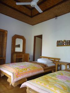 Giường trong phòng chung tại Pondok Kecil Bungalow