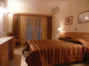 Ένα ή περισσότερα κρεβάτια σε δωμάτιο στο Ξενοδοχείο Δανάη