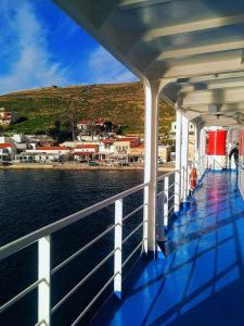 uitzicht vanaf het dek van een cruiseschip bij Calme et détente. Vue panoramique mer Égée. in Spathi 