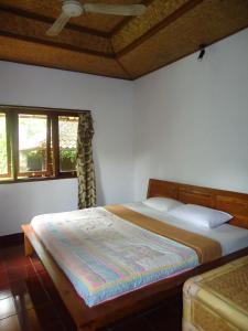 Llit o llits en una habitació de Pondok Kecil Bungalow