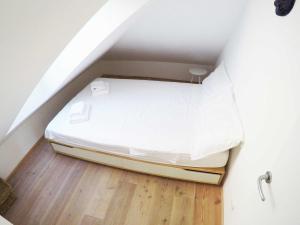 - un lit dans l'angle de la chambre dans l'établissement Hvar attic modern design - town center with a great view, à Hvar