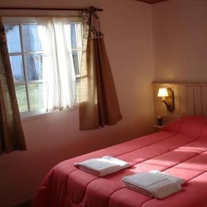 Tempat tidur dalam kamar di Cabañas Pyracantha