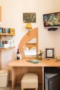 Телевизор и/или развлекательный центр в Double Room Lukre with city view