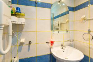 Ванная комната в Double Room Lukre with city view