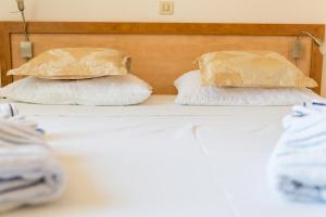 Кровать или кровати в номере Double Room Lukre with city view