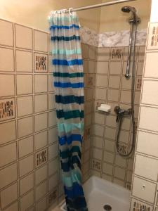 メリベルにあるCembros 2のバスルーム(青と白のシャワーカーテン付)