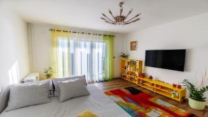 Il comprend un salon doté d'un canapé et d'une télévision à écran plat. dans l'établissement Apartment Arnold, à Rijeka