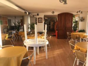 una sala da pranzo con tavoli, sedie e tavolo con candele di CPM Apartment a Viña del Mar