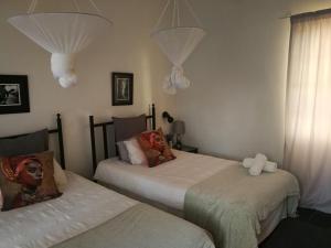 Ένα ή περισσότερα κρεβάτια σε δωμάτιο στο Kamelruhe Guest House & Camping