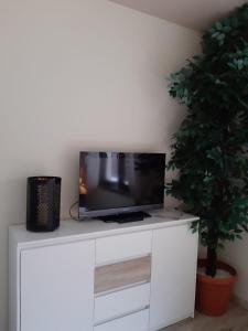 Telewizja i/lub zestaw kina domowego w obiekcie Apartament wSPAniały.