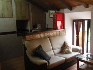 カソルラにあるCasa Ribera de Cazorlaのリビングルーム(白いソファ付)