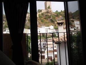 カソルラにあるCasa Ribera de Cazorlaのホテルの部屋の窓から見える城