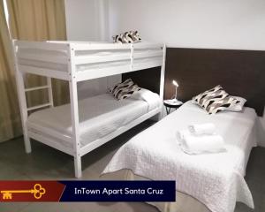 1 dormitorio con 2 literas y 1 dormitorio blanco en InTown Apart Santa Cruz, en Santa Cruz