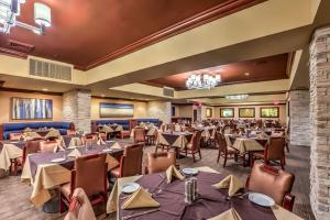 una sala da pranzo con tavoli e sedie di The Edgewater Hotel and Casino a Laughlin