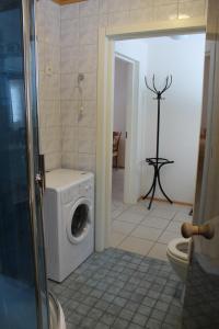 a bathroom with a washing machine in a bathroom at Коттедж в Финляндии, Enonkoski (розовый) in Enonkoski +45 photos