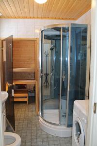 uma casa de banho com um chuveiro, um WC e um lavatório. em Коттедж в Финляндии, Enonkoski (розовый) em Enonkoski