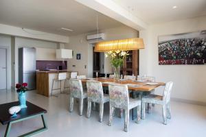 une salle à manger avec une table et des chaises dans l'établissement My Villa Corfu, à Nisakion