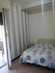 ラパッロにあるAppartamento di Enricoのベッドルーム1室(青と白の掛け布団付きのベッド1台付)