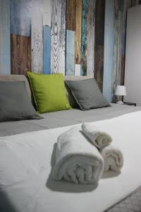 מיטה או מיטות בחדר ב-L' Attico di Kely