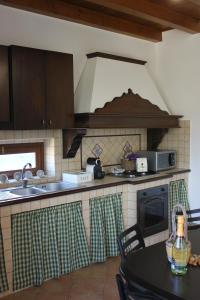 una cucina con lavandino e piano cottura forno superiore di L' Attico di Kely a Santa Elisabetta