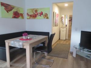 ein Esszimmer mit einem Tisch und einem Fernseher in der Unterkunft CrossARTig Parken,Fahrradgarage und PKW-Wallbox am Haus in Zwickau