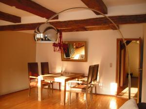 a dining room with a table and chairs at Ferienwohnungen Marktstrasse 15 in Quedlinburg