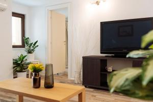 sala de estar con TV y mesa de centro en Lovely house and courtyard in city center en Bucarest