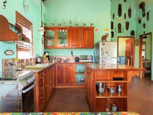 Kuchyň nebo kuchyňský kout v ubytování Slo-N-Ez Villa Terrace (Ocean View)