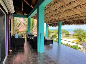 porche con sillas y vistas al océano en Slo-N-Ez Villa Terrace (Ocean View), en Caye Caulker
