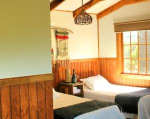 1 Schlafzimmer mit 2 Betten und einem Fenster in der Unterkunft Dorotea Vista in Puerto Natales