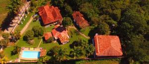 una vista aérea de una casa con piscina en Hotel Casona Las Juanas en San José de Pare