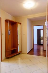 an empty room with a closet and a door at Villa Turris in Muszyna