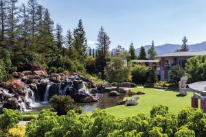 einen Garten mit einem Wasserfall und einem Teich in der Unterkunft Four Seasons Hotel Westlake Village in Westlake Village