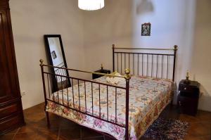een slaapkamer met een bed en een spiegel bij Casa do Avô Zezinho in Monsaraz