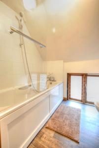 Un baño con ducha, lavabo y bañera. en Severn Tudor House, en Shrewsbury