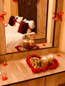 Habitación con cama con espejo y bandeja de comida. en Layali Alandlous Furnished Units en Al Qunfudhah