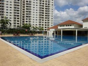 een groot zwembad voor hoge gebouwen bij Al Imam's HOMESTAY Near Sunway Lagoon in Petaling Jaya