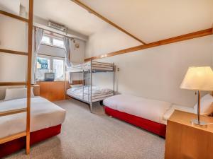 Ein Etagenbett oder Etagenbetten in einem Zimmer der Unterkunft Hakuba Gondola Hotel