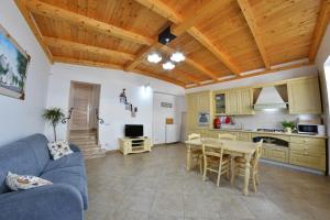 Una sala de estar con un sofá azul y una mesa. en Marghegio' house, en Ceglie Messapica 8 fotos más